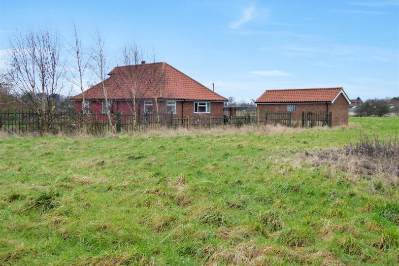 Lot 1 – Casa Mia, Gardens, Pond and Land (7.92 Ac), South Somercotes