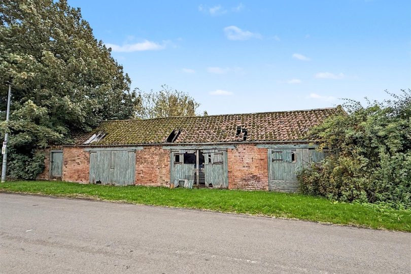 Lot 1 – 4.14 Ac Farmhouse,Buildings & Paddock, Gunthorpe